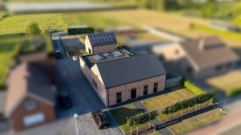 PRACHTIG GERENOVEERDE WONING MET 3 SLAAPKAMERS, 2 BADKAMERS, INPANDIGE GARAGE EN PAARDENSTALLINGEN MET ENERGIEZUINIG EPC TE WIJER (NIEUWERKERKEN) 