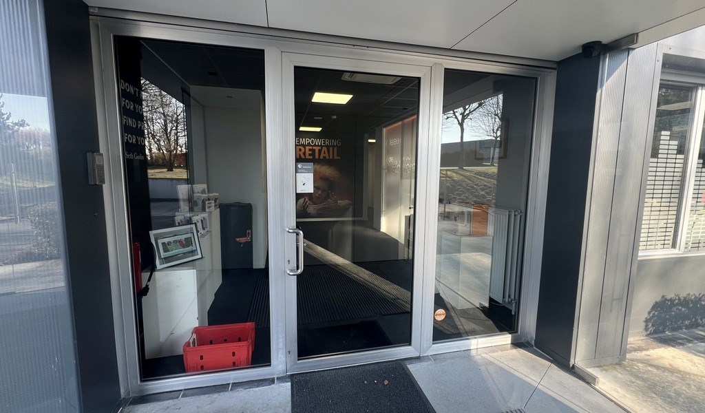 Bedrijfsgebouw met laadkades te huur in IZ Klein Frankrijk in Ronse