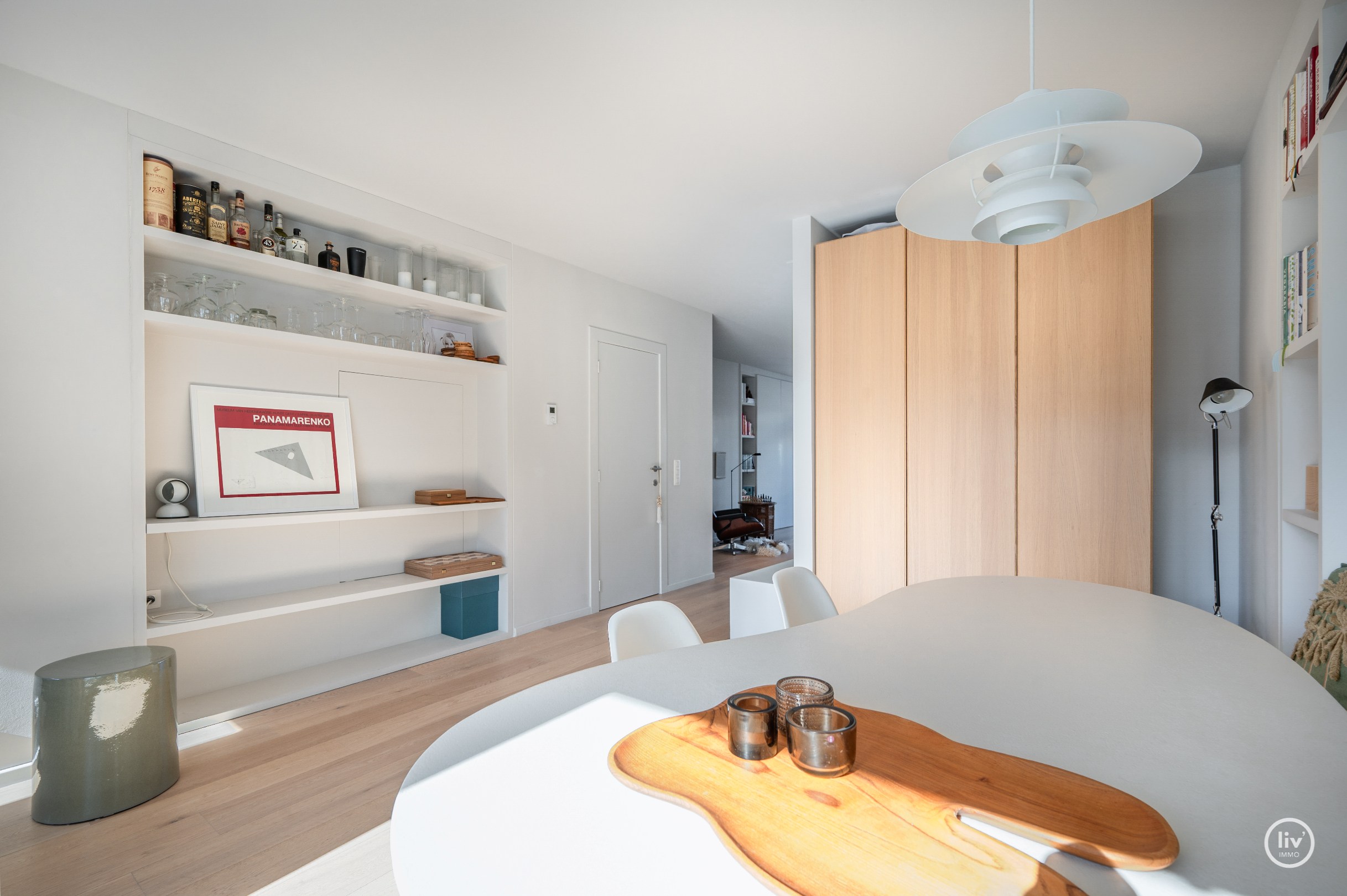 Stijlvol appartement met 2 zonnige terrassen op een toplocatie in Knokke Centraal gelegen tussen zeedijk en Lippenslaan. 