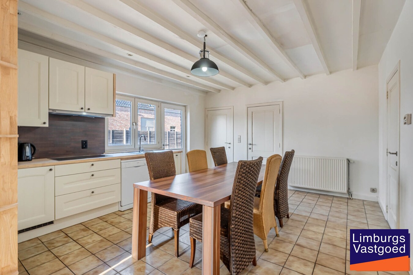 Instapklare woning met ruime loods/werkplaats, 11a 77ca 