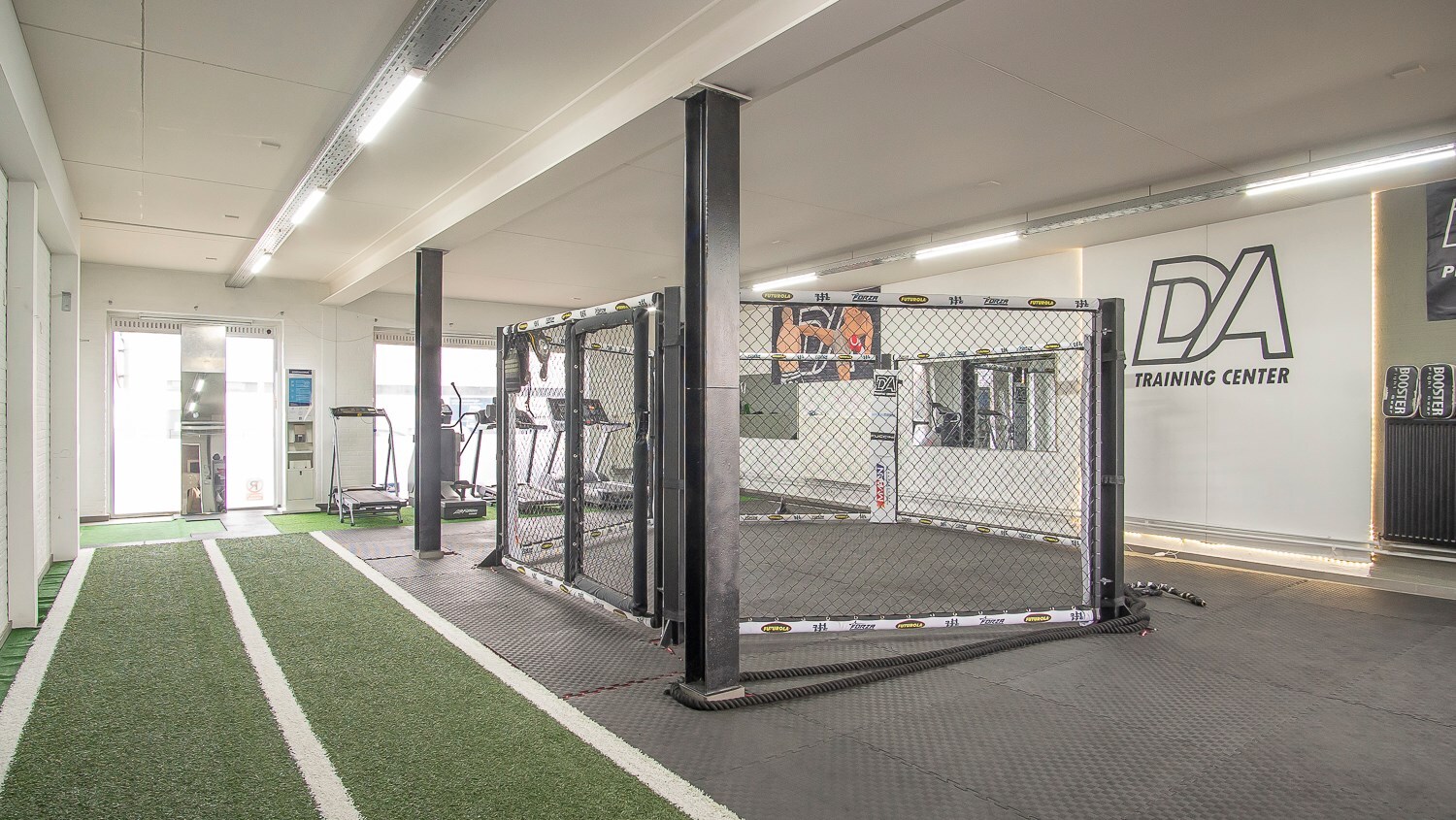 Handelsgelijkvloers met privé parking 