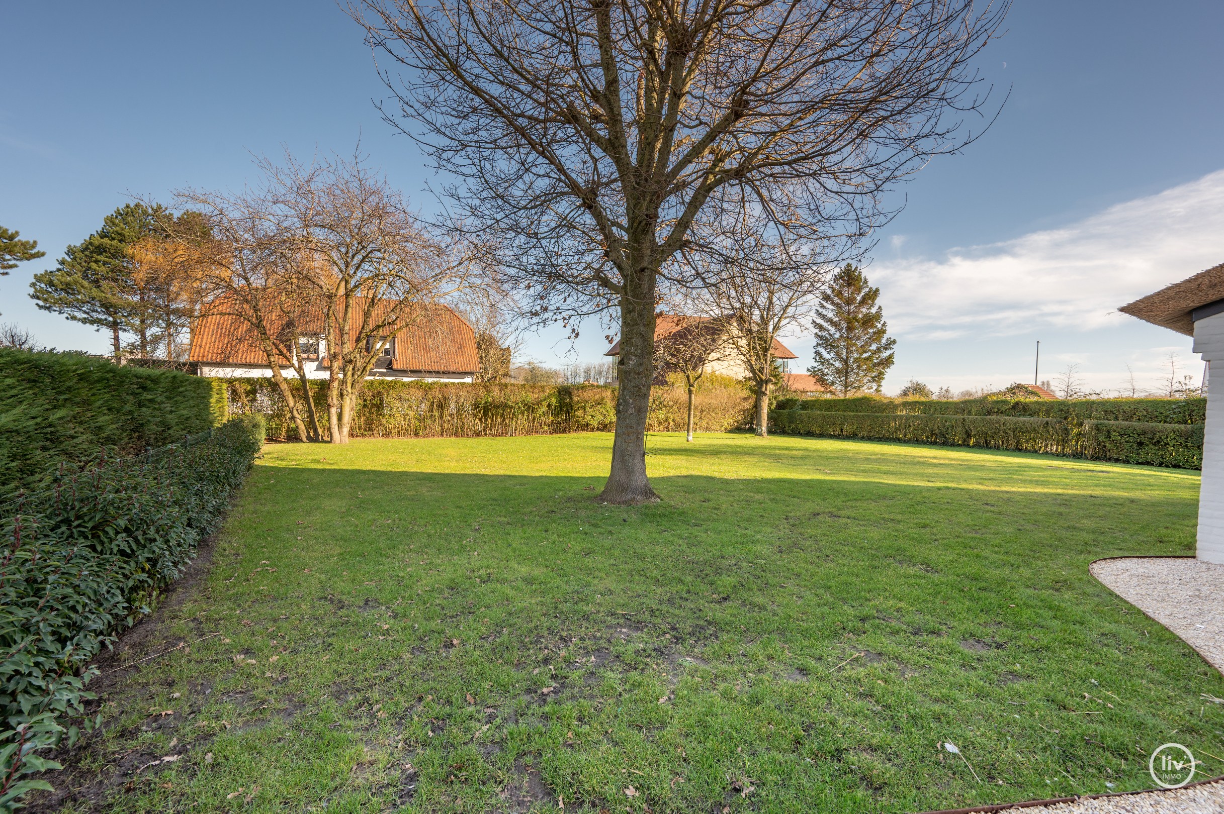 Prachtig gerenoveerde villa, gelegen op een groot perceel van 1365 m2 in een residentiële villawijk op fietsafstand van het centrum van Knokke. 