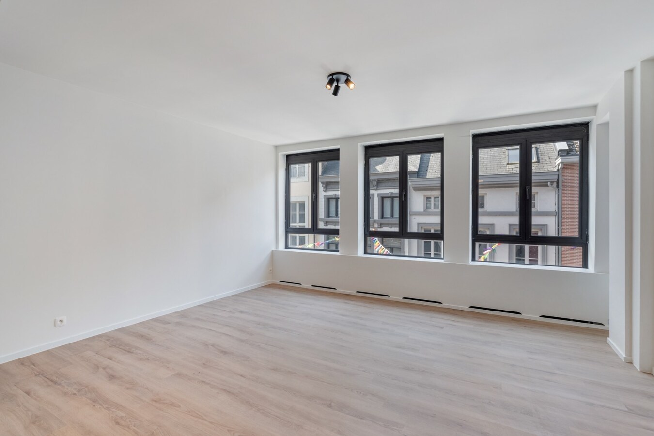 Stijlvol gerenoveerd appartement met moderne uitstraling in het centrum van Maaseik! 