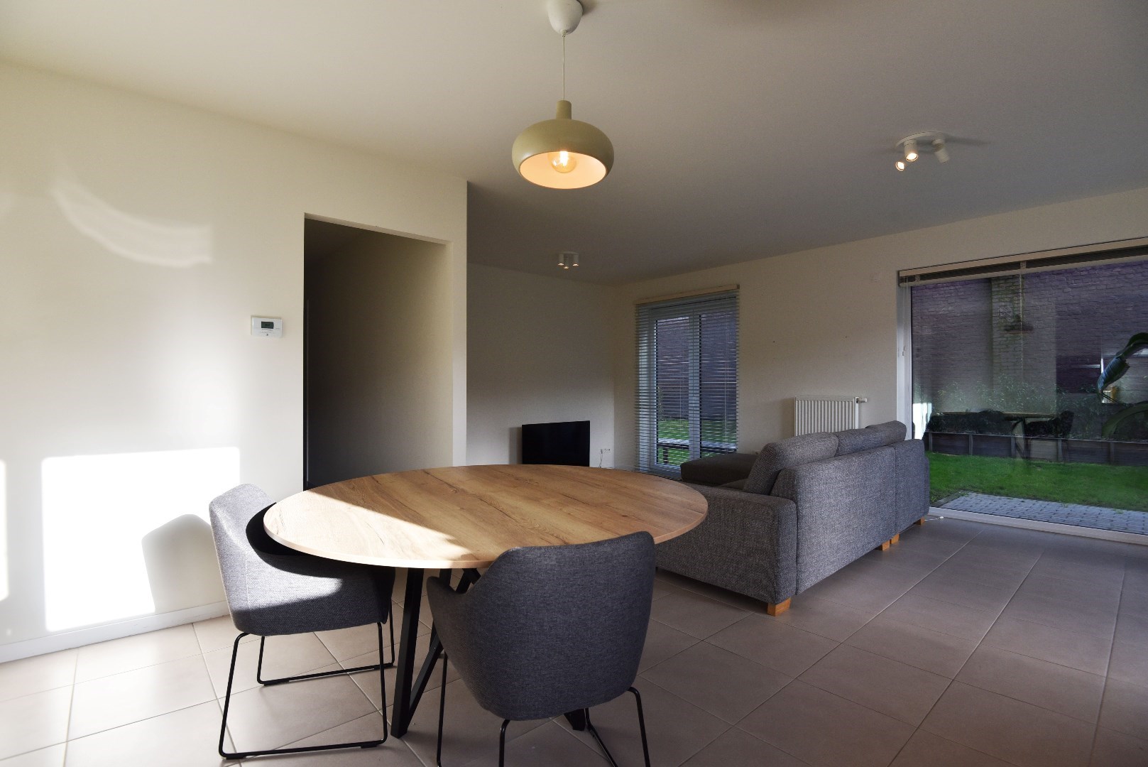 Gelijkvloers appartement met 2 slaapkamers en zonnige tuin te Maldegem centrum. 