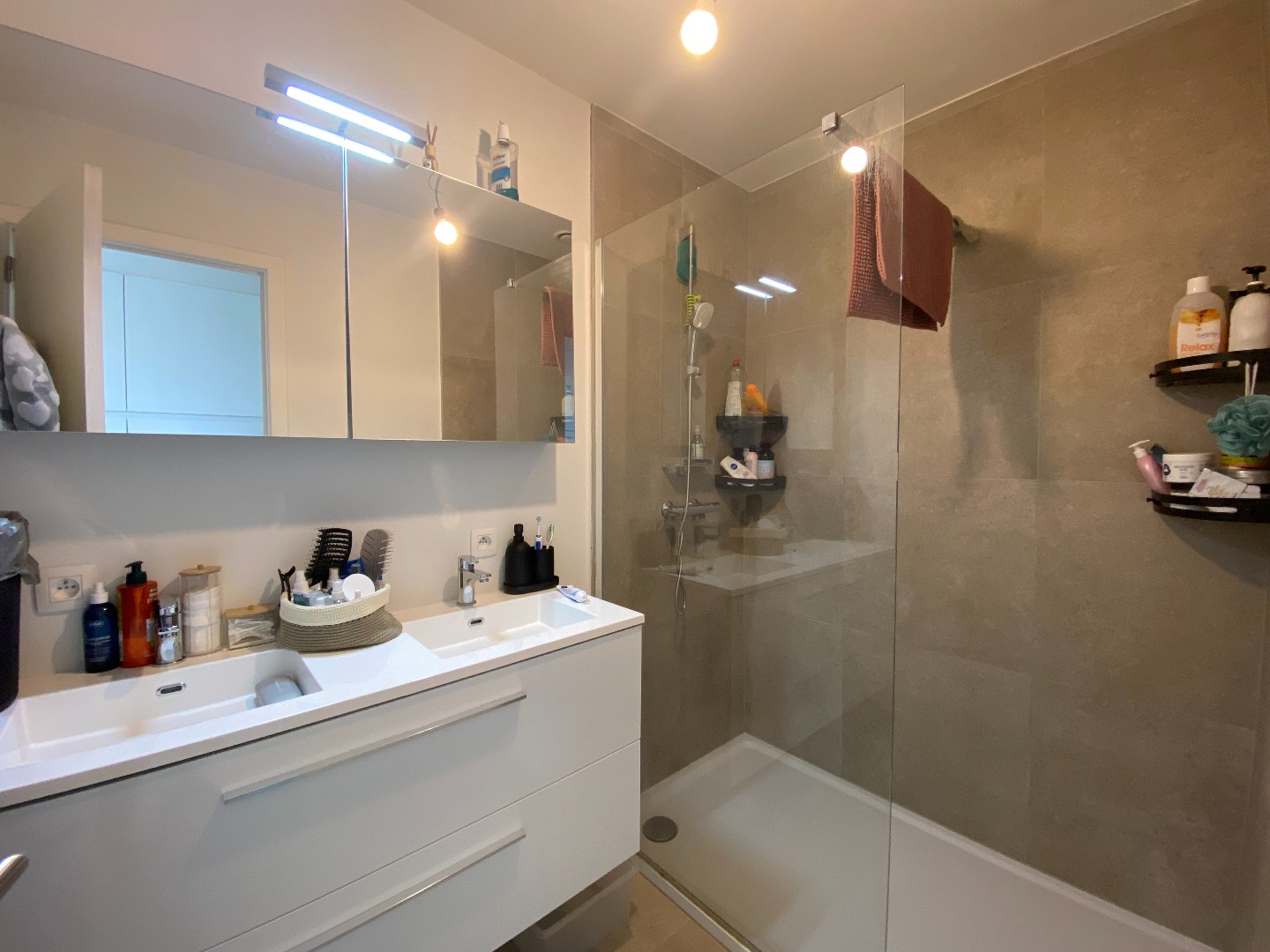 Nieuwbouw appartement met 2 slaapkamers en terras te Desselgem. 