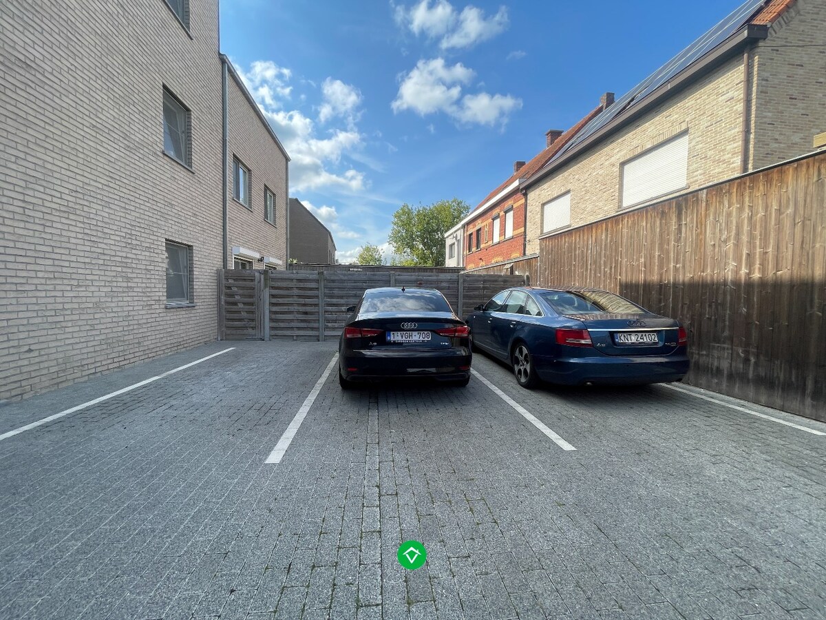 Ruim, lichtrijk appartement met 2 slaapkamers en autostandplaats te Roeselare 