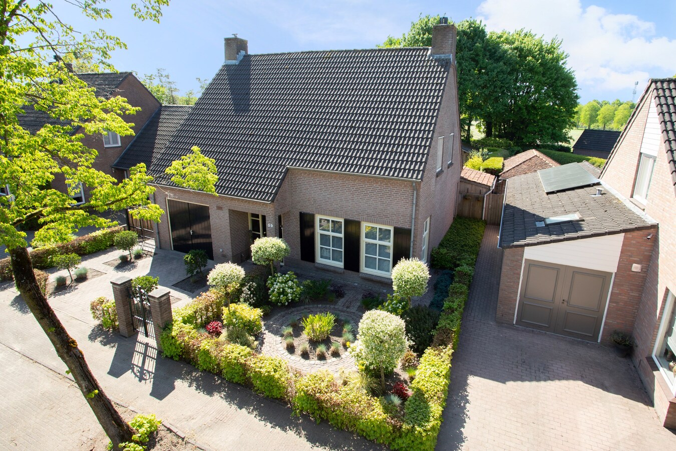 Royale vrijstaande woning gelegen op een perceel van 671 m2 met de tuin op het zuiden! 