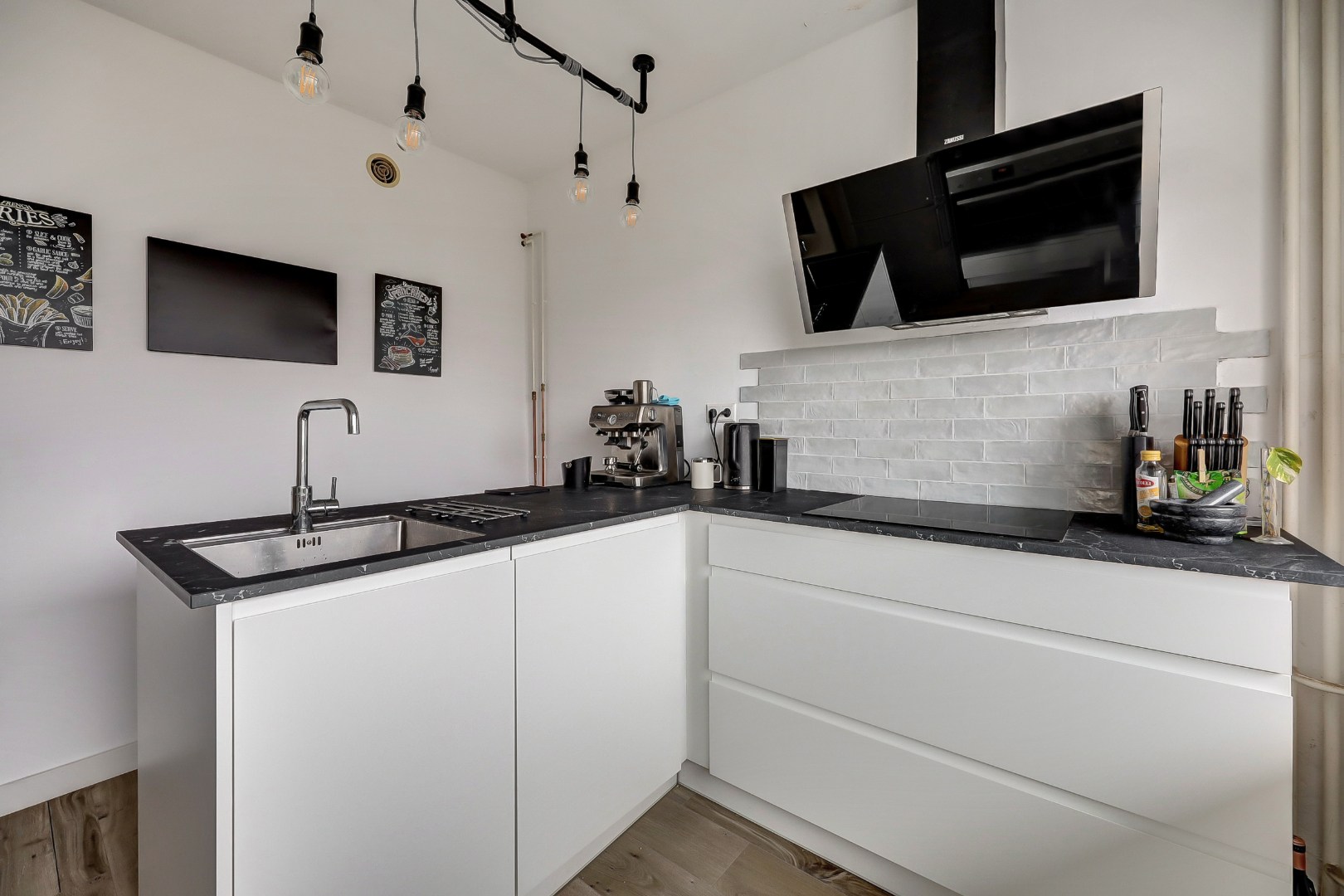 Instapklaar 2-kamer appartement op de 6e verdieping met moderne keuken en badkamer, balkon, berging in de onderbouw en gelegen op eigen grond. 