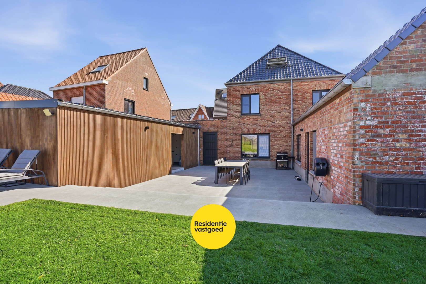 Volledig gerenoveerde alleenstaande woning op toplocatie in Zedelgem 