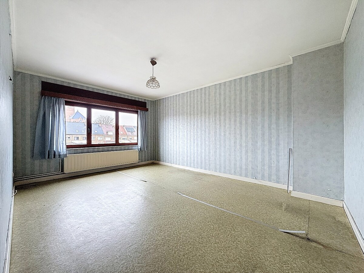 Op te frissen (gezins)woning met garage en tuin te Bevegem 