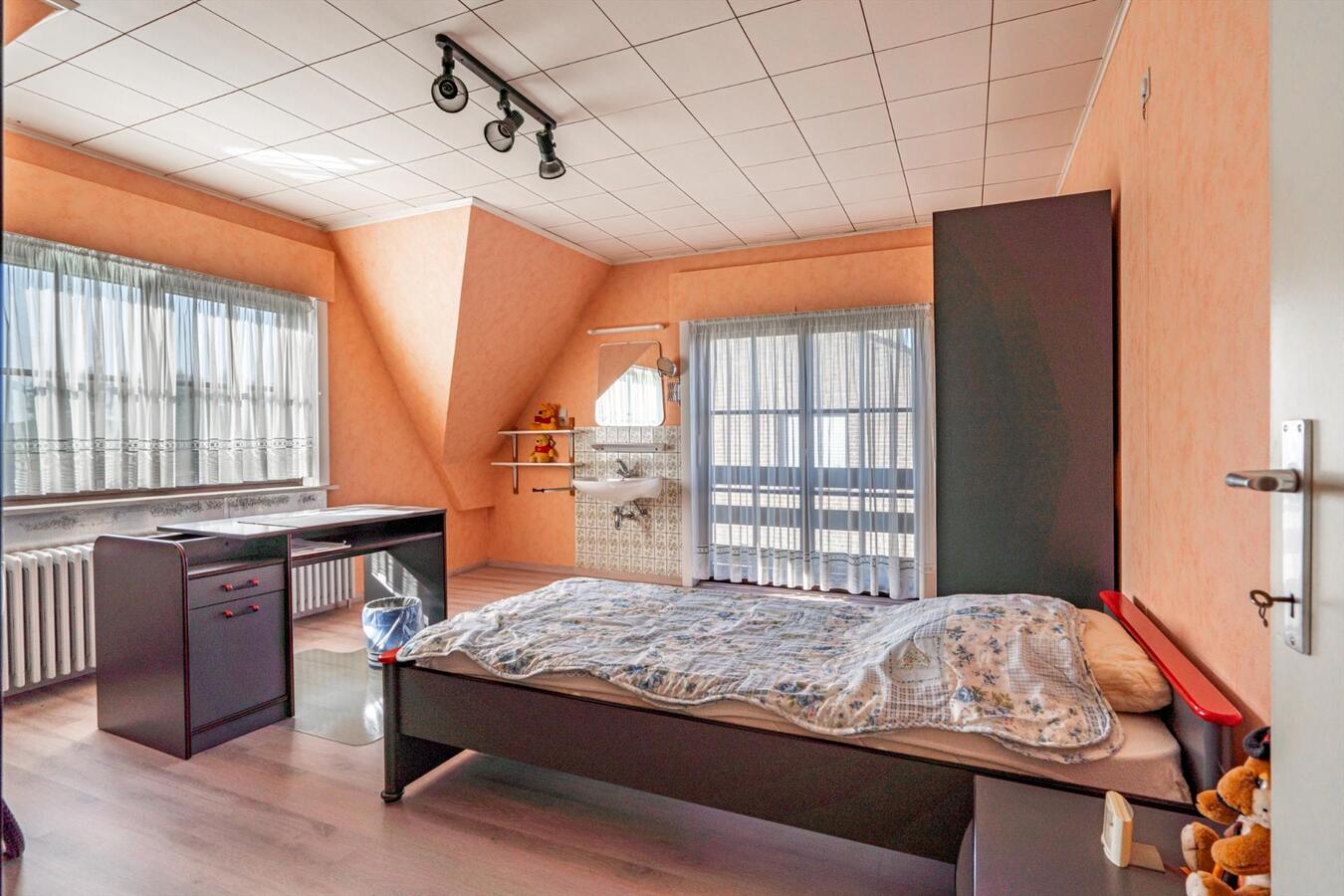 Grote woning met 6 slaapkamers en atelier op 2645 m² te Koekelare 