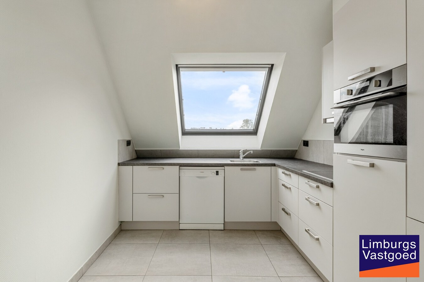 Recent gerenoveerd Duplex appartement met 3 slaapkamers en garagebox in het centrum van Hasselt. 