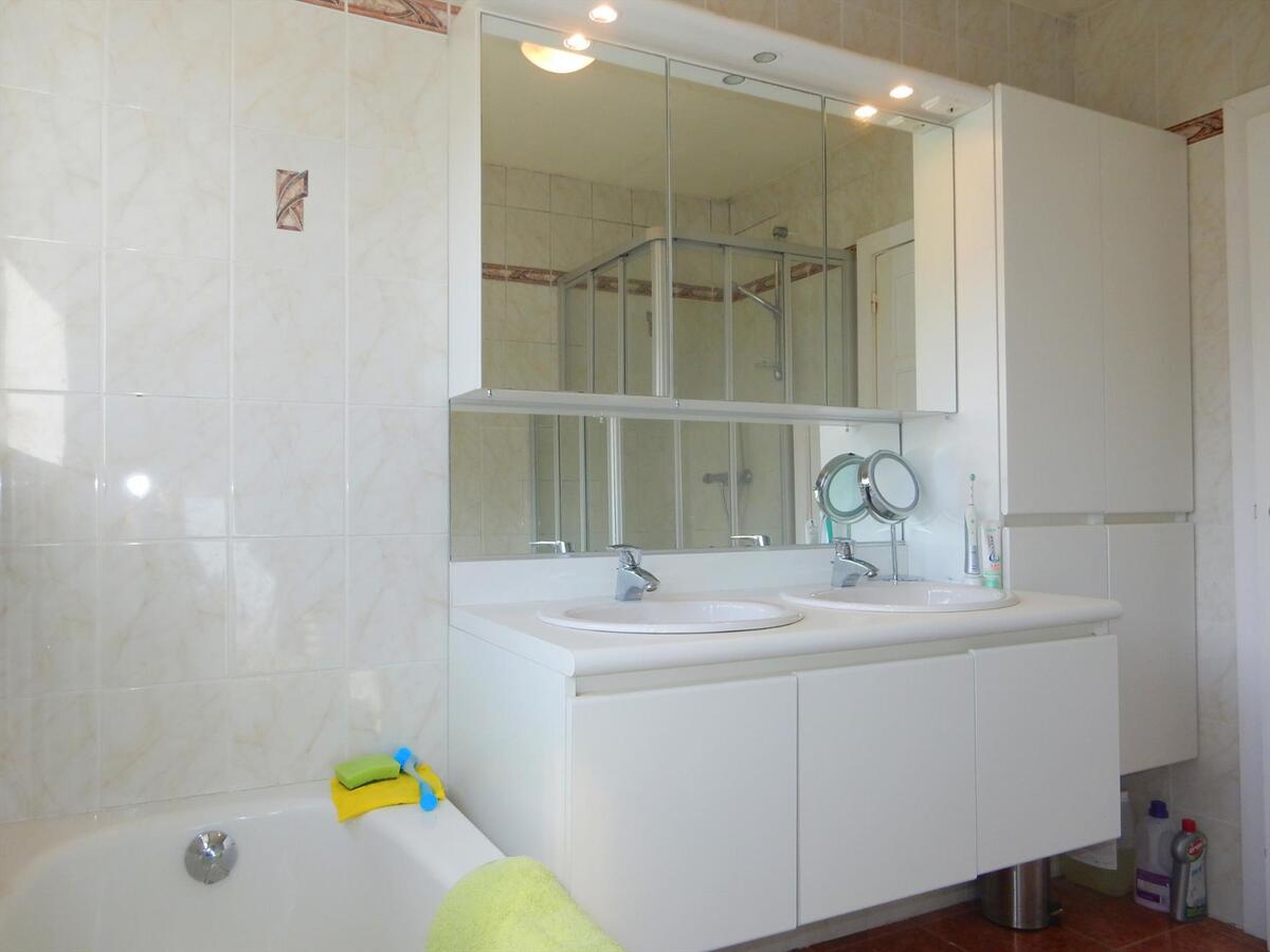Ruime woning te Jabbeke met 4 slaapkamers 