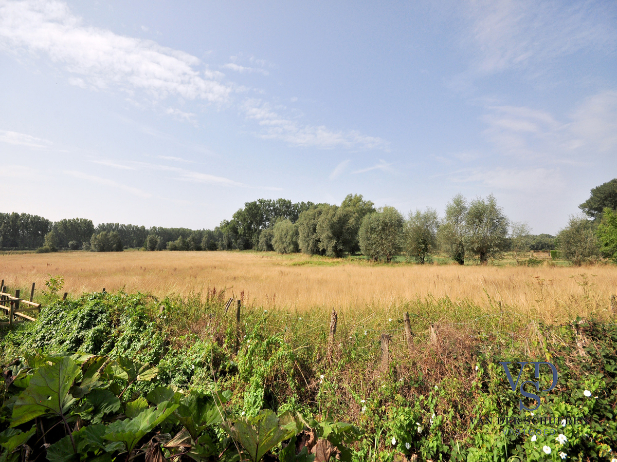 Idyllische woning met schuur. Uitzonderlijk gelegen. 