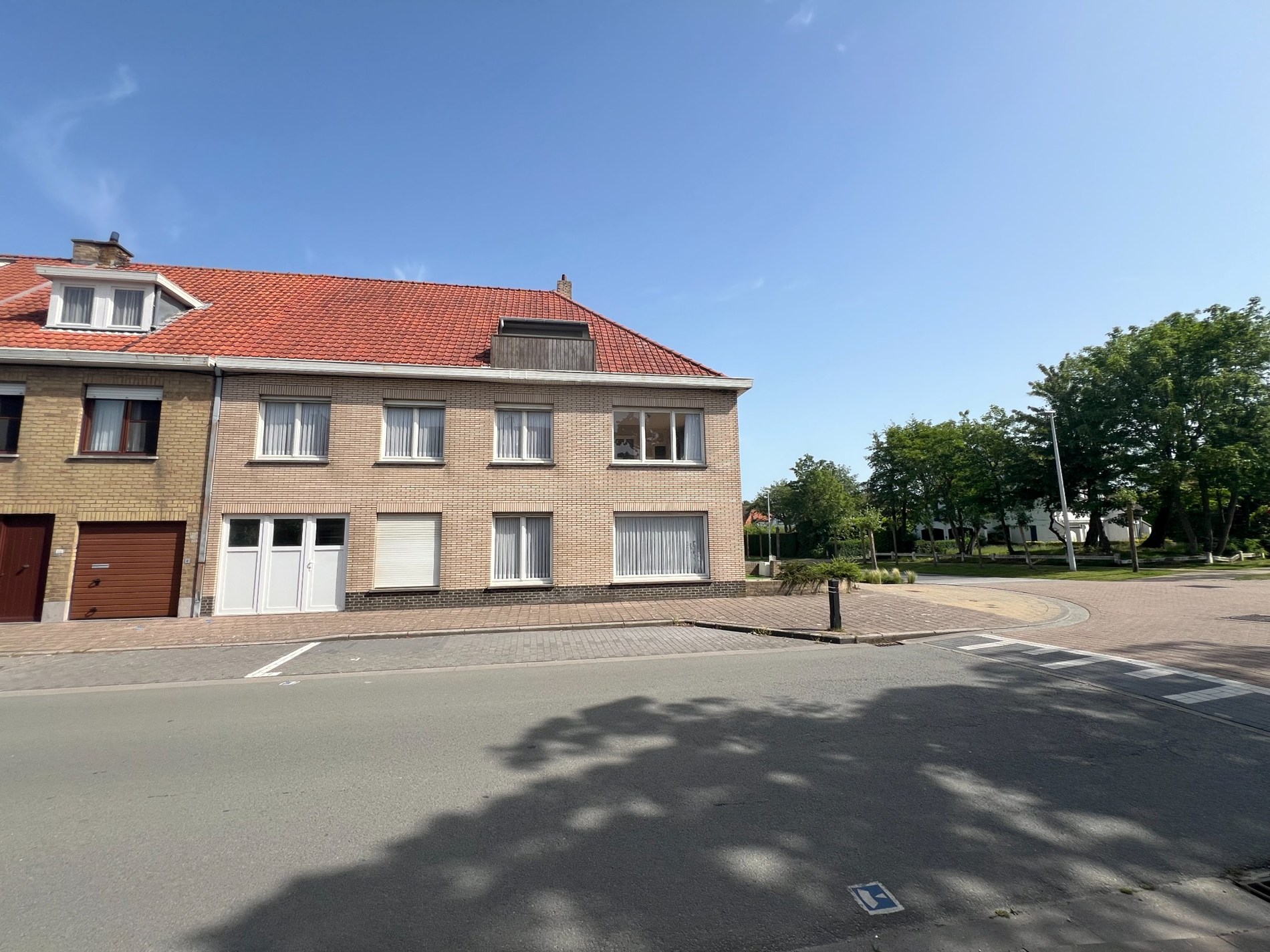 Villa à rénover située près du Vieux Knokke. Cette villa pleine de caractère offre une opportunité exceptionnelle pour ceux qui recherchent une propriété exclusive sur la côte belge. 