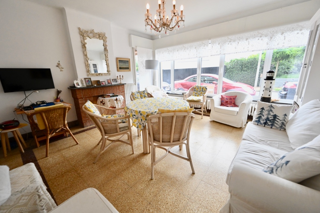 ONGEMEUBELD - Gelijkvloers-appartement met tuin op wandelafstand van de Lippenslaan. 