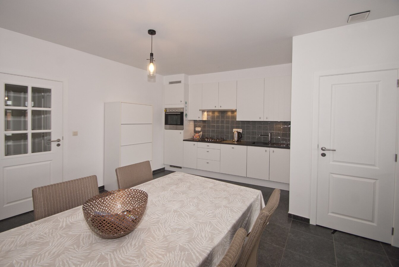 Instapklaar appartement met lift - 1 slpk, terras, 2 parkings 