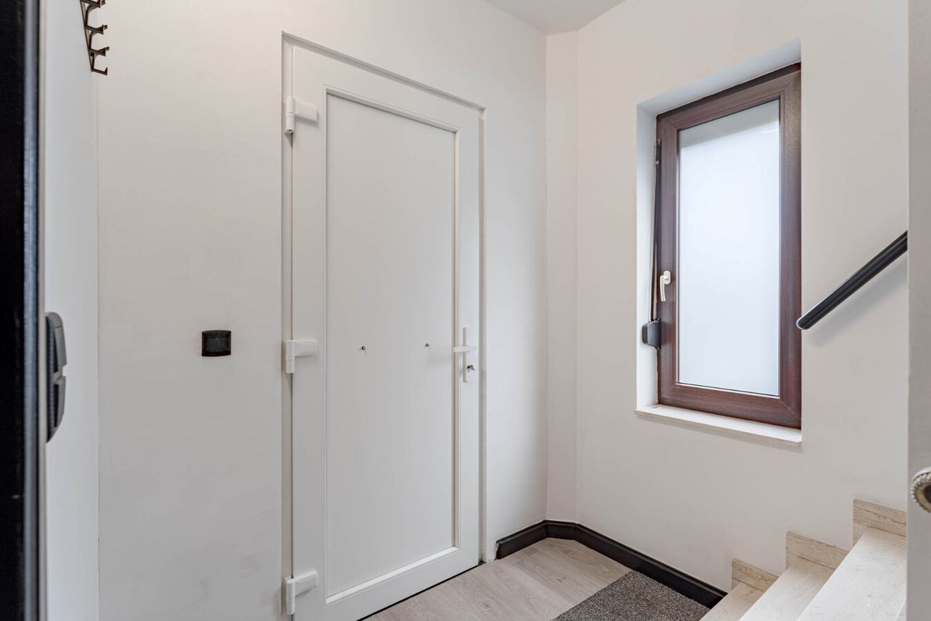 Gerenoveerde, goed onderhouden woning nabij het centrum van Bree mét een grote garage/werkplaats bereikbaar langs de Filterstraat aan de achterzijde van de woning! 