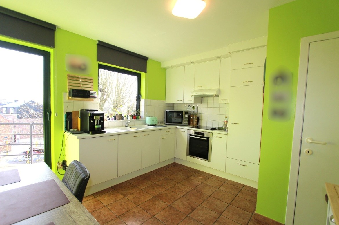 RUIM APPARTEMENT (124²) MET GARAGE - PRACHTIG GELEGEN 