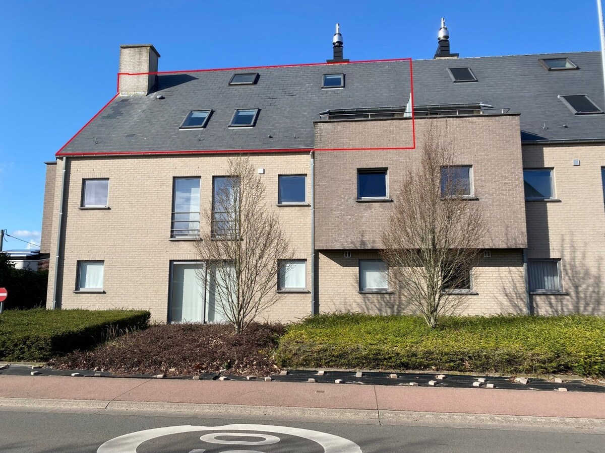 Eigentijds duplex-appartement met  autostaanplaats en kelder. Geen vaste kosten. 