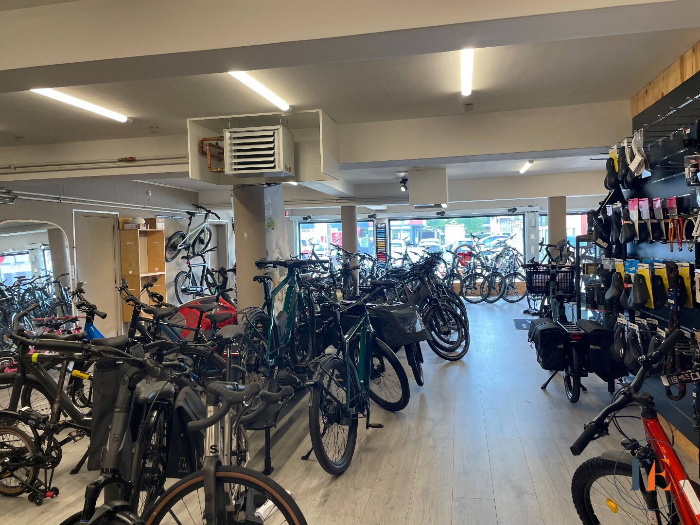 Handelspand (235m²) met parking en garage 