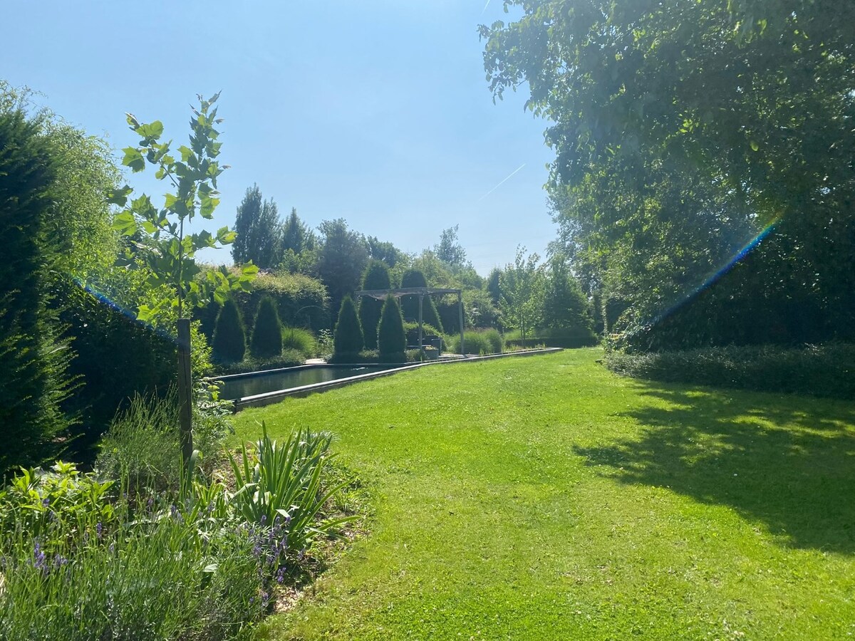 Instapklaar landhuis met bewezen B&amp;B, wellness, dierenfaciliteiten en uitzonderlijk privacy wonen en ondernemen in Maasmechelen. 