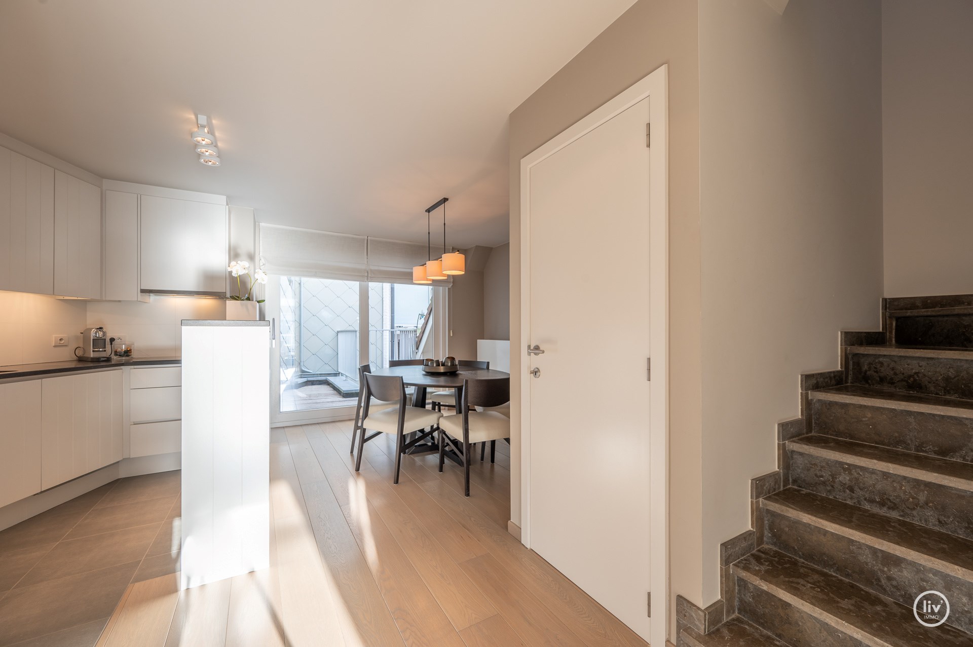 Appartement en duplex ensoleillé et spacieux avec terrasse orientée plein sud situé dans la Zoutelaan à Knokke. 