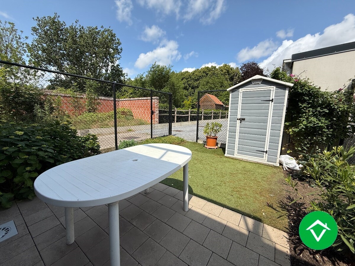 Gelijkvloers appartement op een centrale ligging met één slaapkamer, tuin en autostaanplaats te Roeselare 