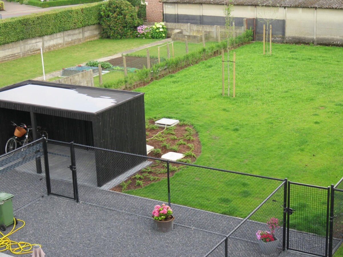 Dakappartement met 2 slaapkamers, terras en autostaanplaats! 