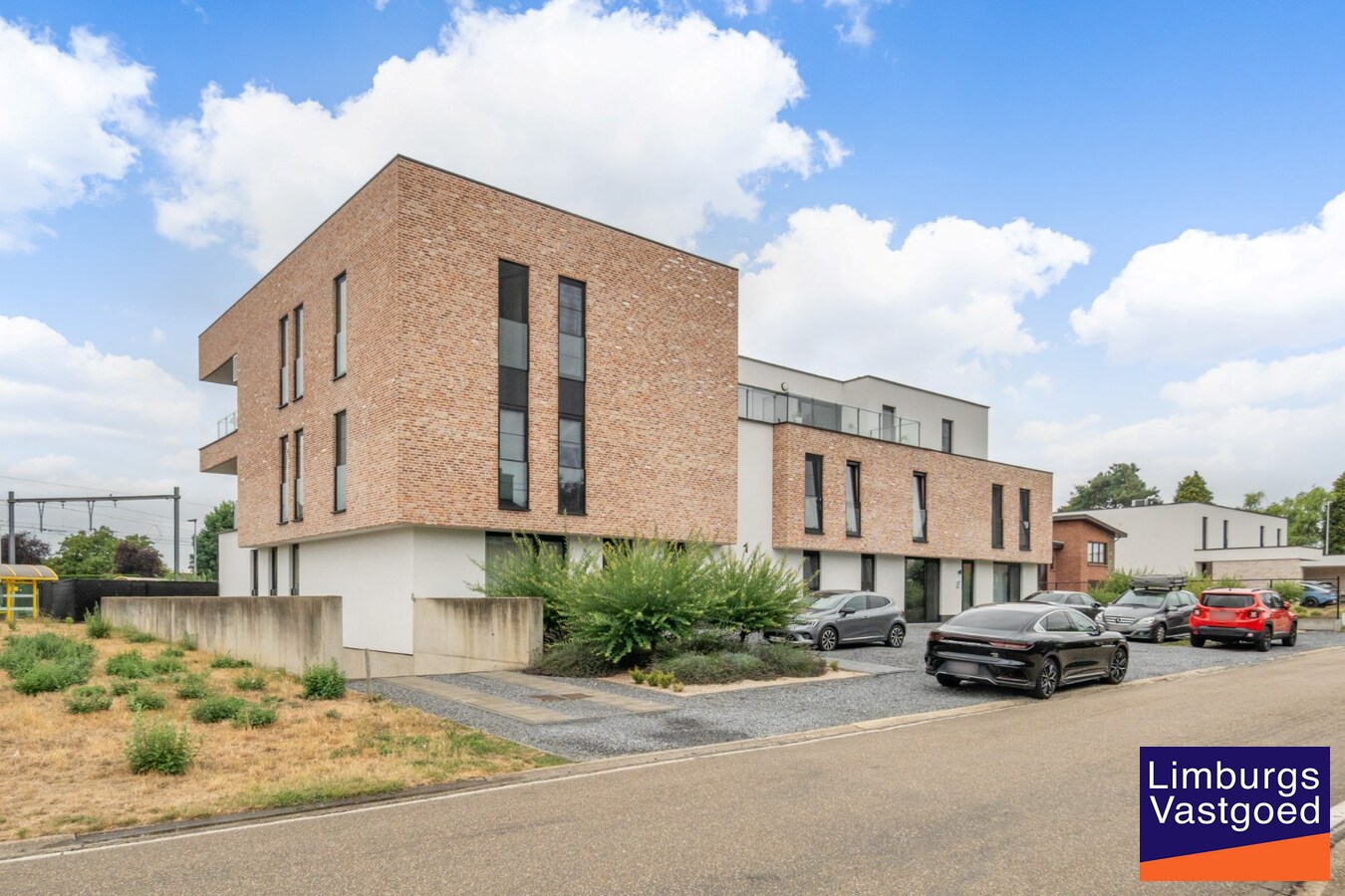 Gelijkvloers appartement (95m²), 2 slpk, ruim terras/tuin, autostaanplaats + kelderberging 