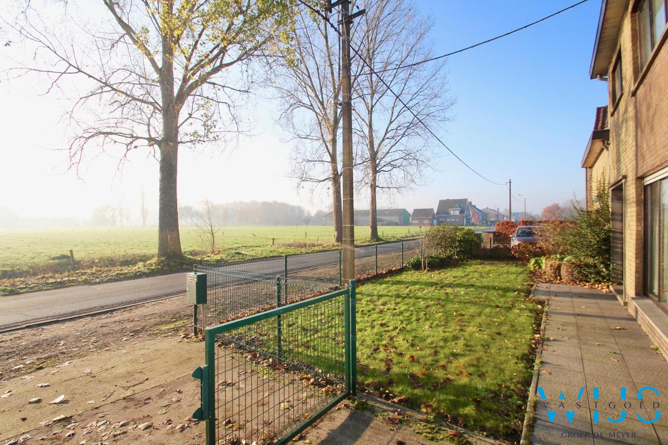 Zeer degelijk woonhuis op een ruim rustig perceel te Bassevelde ! 