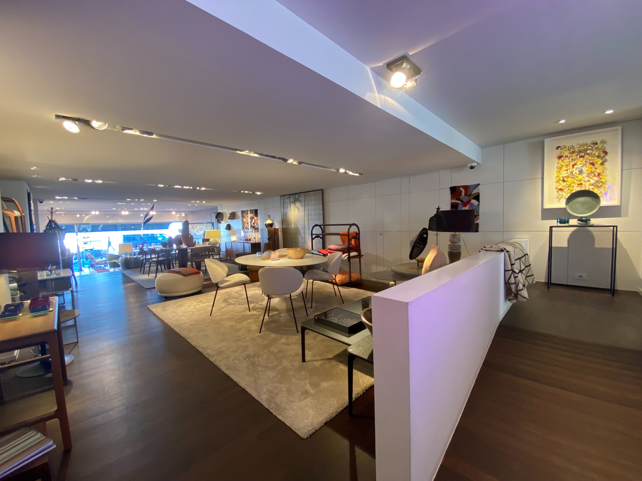 À LOUER : Spacieux local commercial sur la digue du Zoute avec une large vitrine 