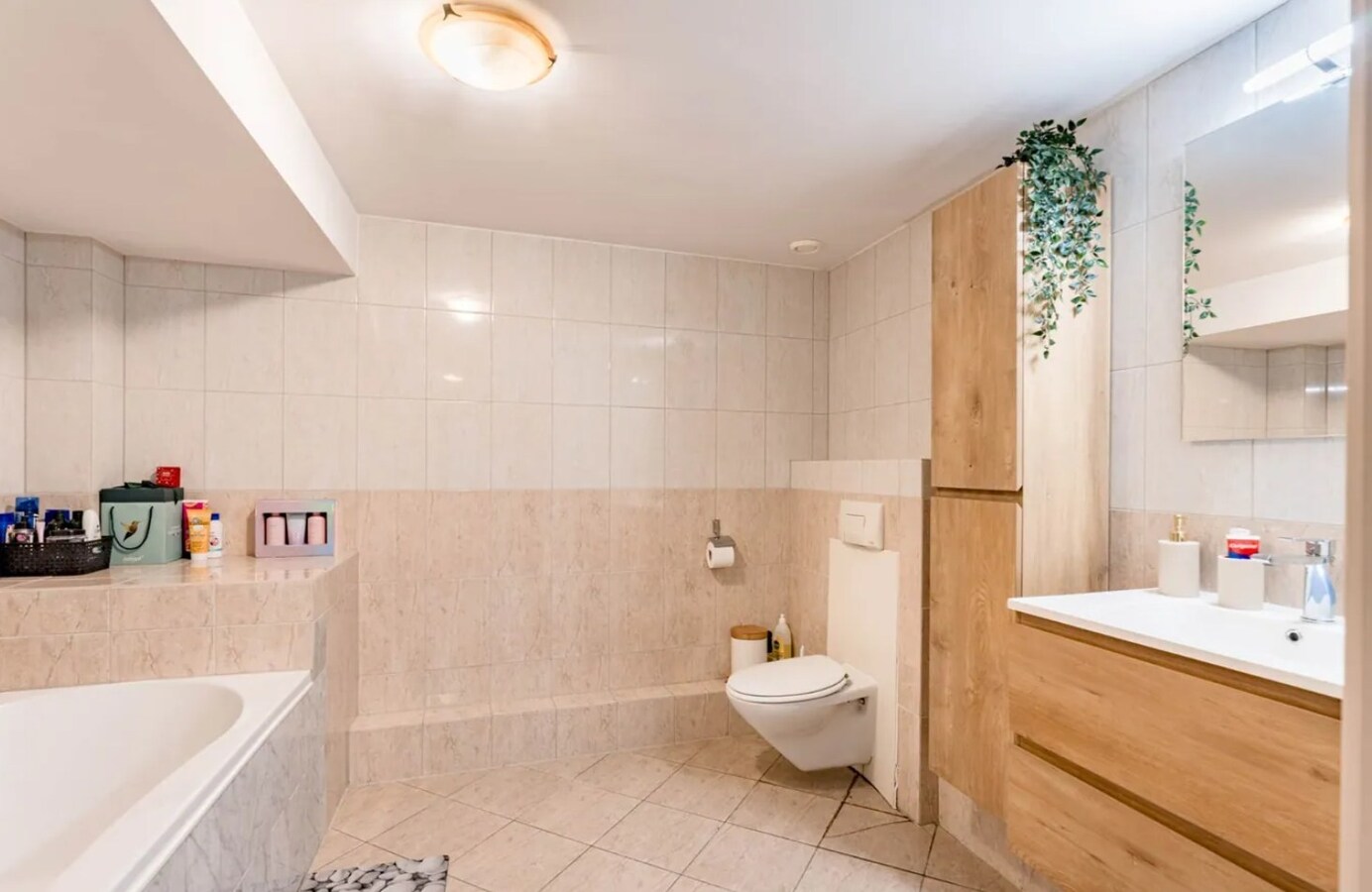Unieke investeringsopportuniteit in het hart van Maaseik Handelspand + 2 verhuurde appartementen | Centrale ligging | Interessant verhuurpotentieel 