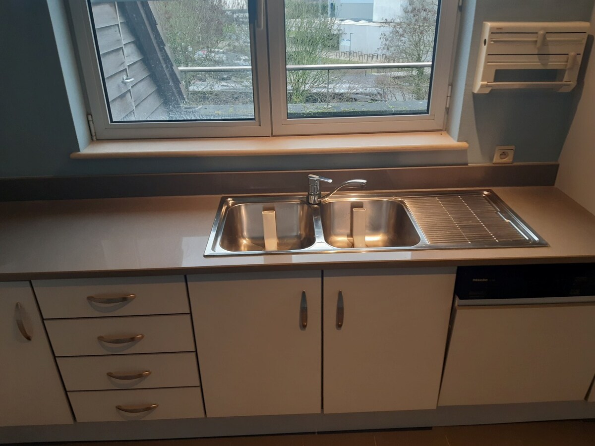 Ruim appartement met 2 terrassen naast Carrefour. 