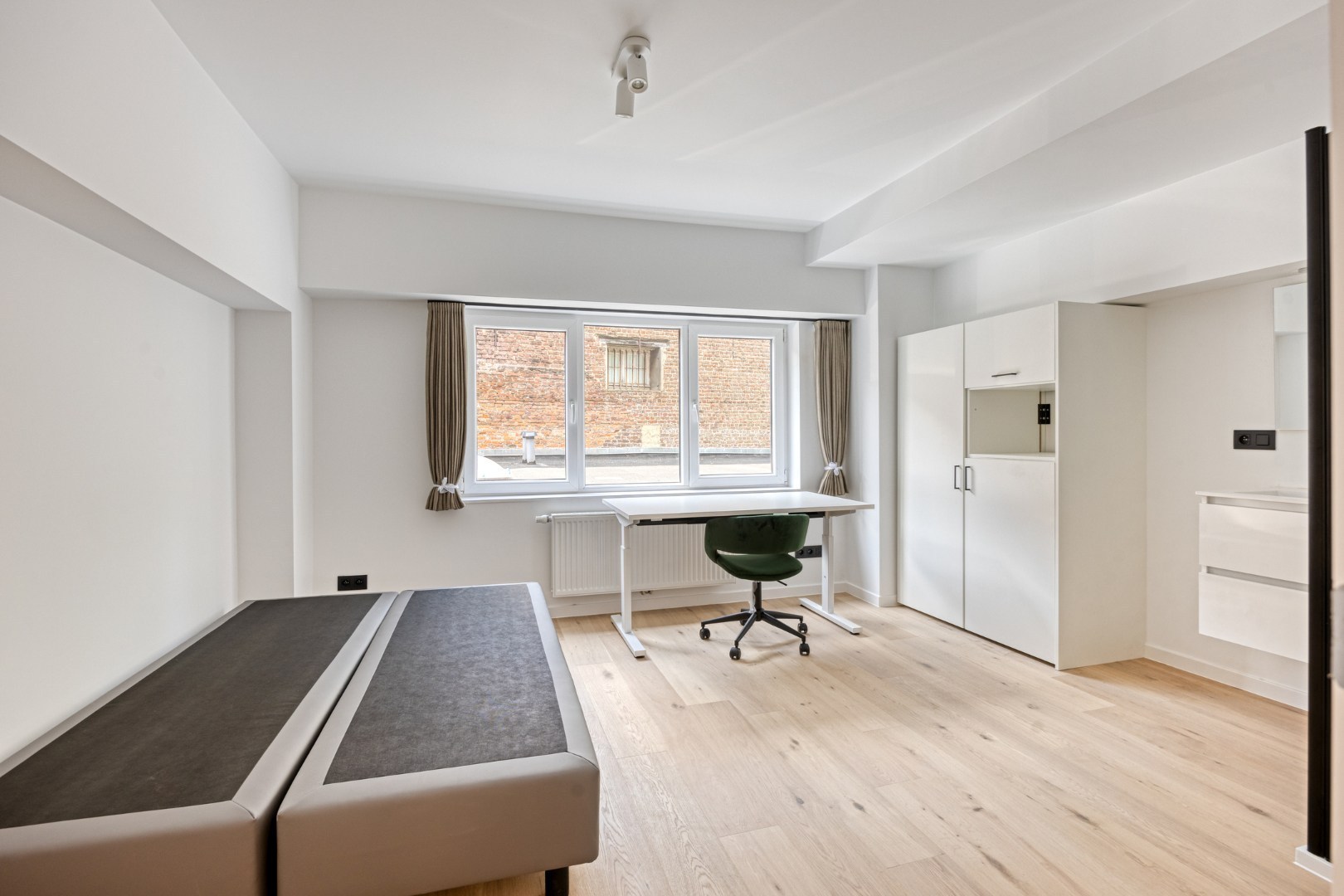 Volledig gerenoveerde studentenkamer in residentie met 15 studentenkamers en een 1slaapkamer appartement in hartje Leuven - EPC label A! 