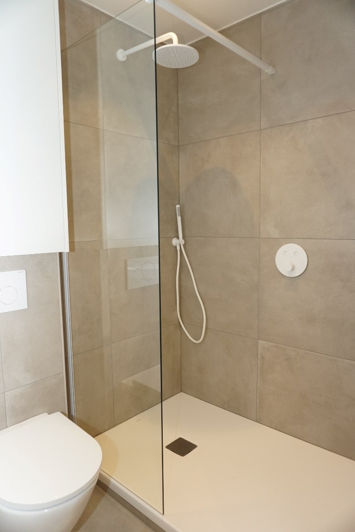 PRACHTIG GERENOVEERD APP. GELEGEN LEOPOLD II LAAN - TOPLIGGING 