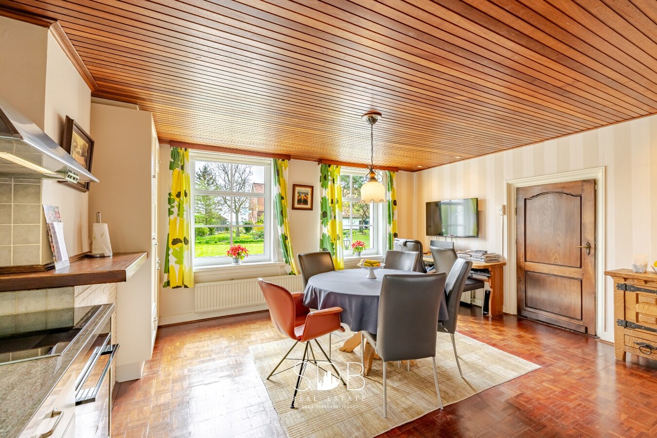 Landelijke woning met authentiek gastenhuis, stalgebouw, graslanden en buitenpiste op 20.285m² 