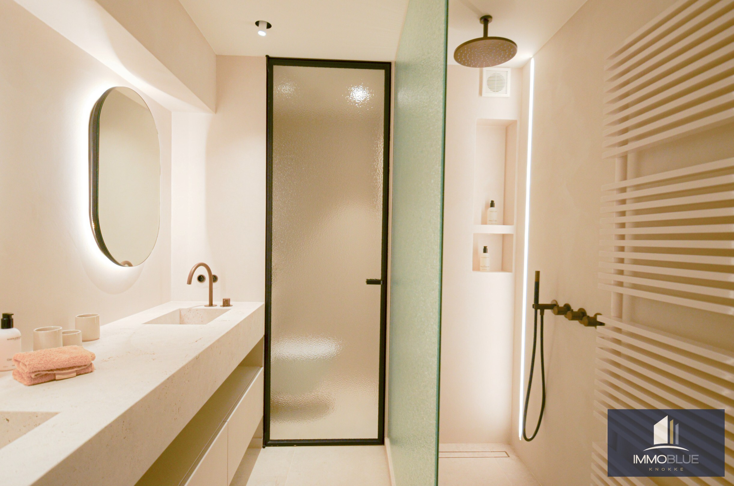 Appartement exceptionnel avec vue frontale sur la mer et une façade d’environ 11,5 mètres, situé au Zoute. 