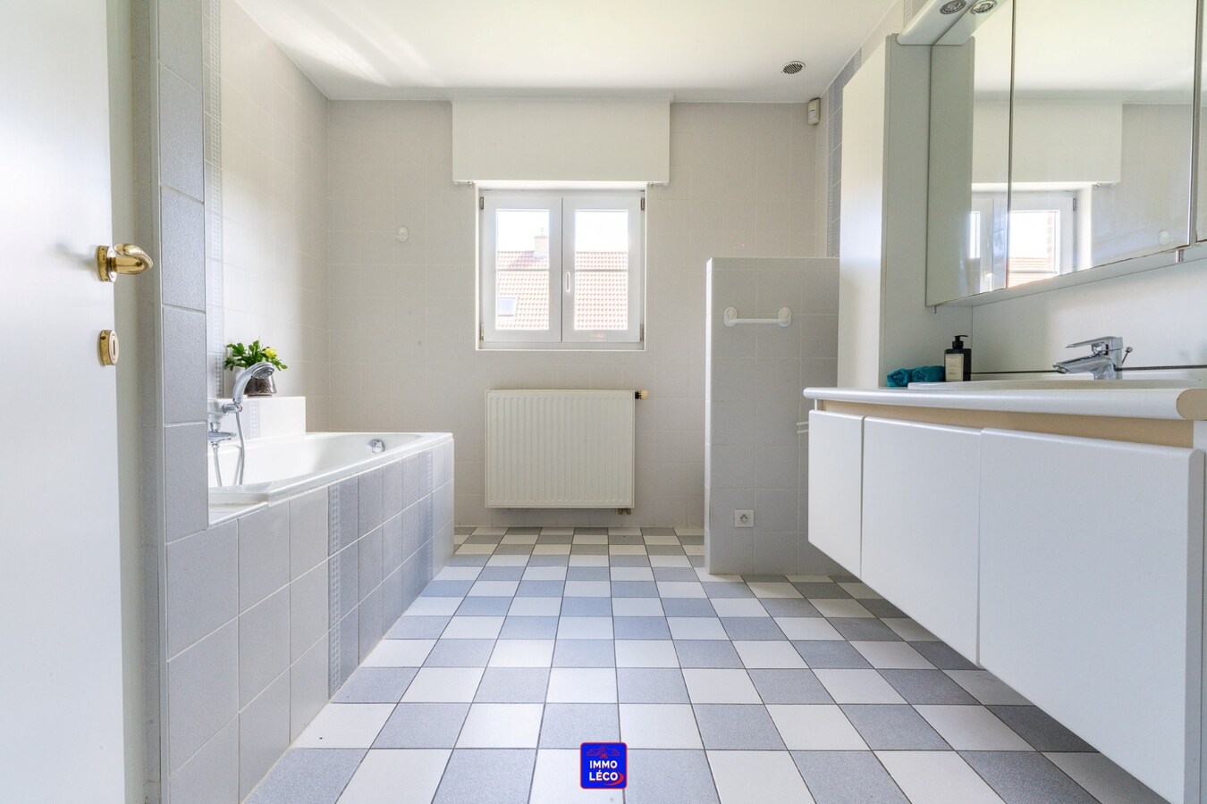 Plain-Pied érigé sur 808m², clos résidentiel prisé, garage et carport, COUP DE COEUR ! 