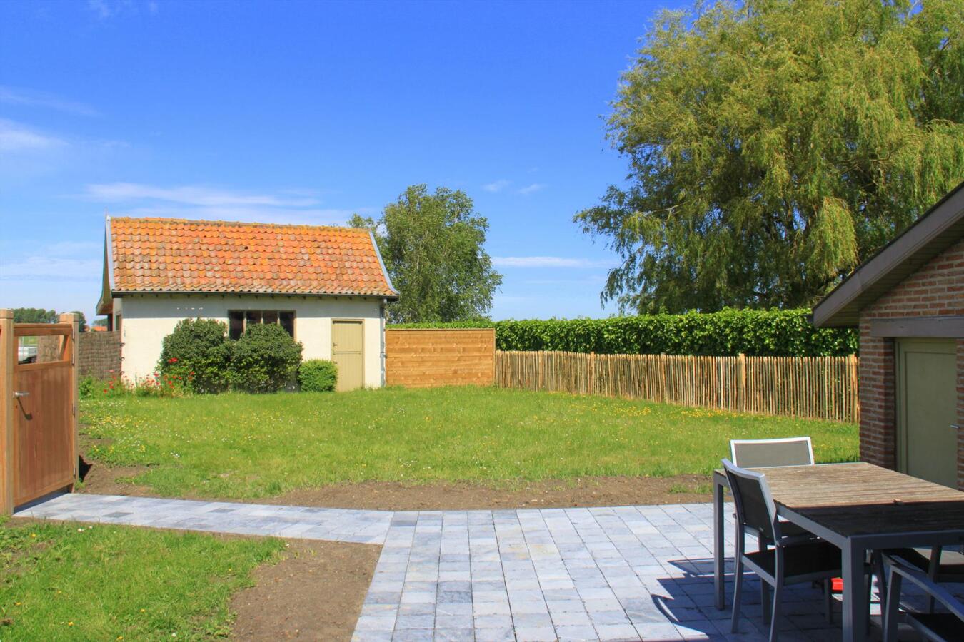 Charmante woning met tuin, garage en carport te Zuienkerke 