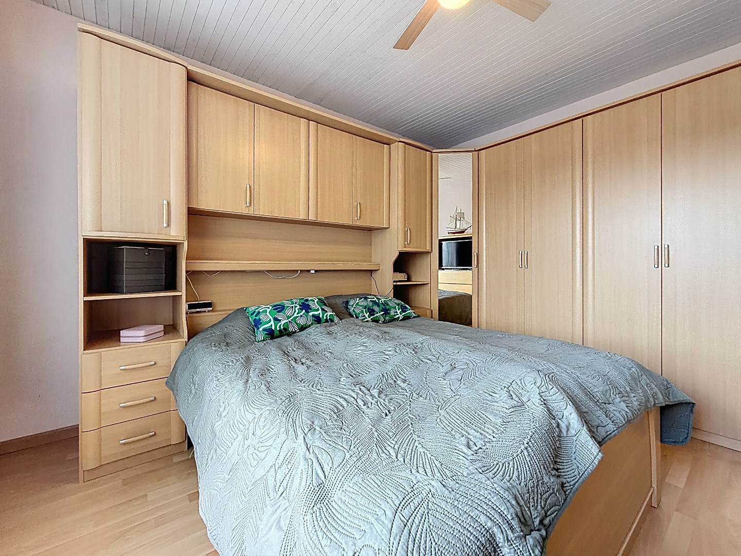 Instapklare bel-etage woning met mooi aangelegde tuin in Merksem 