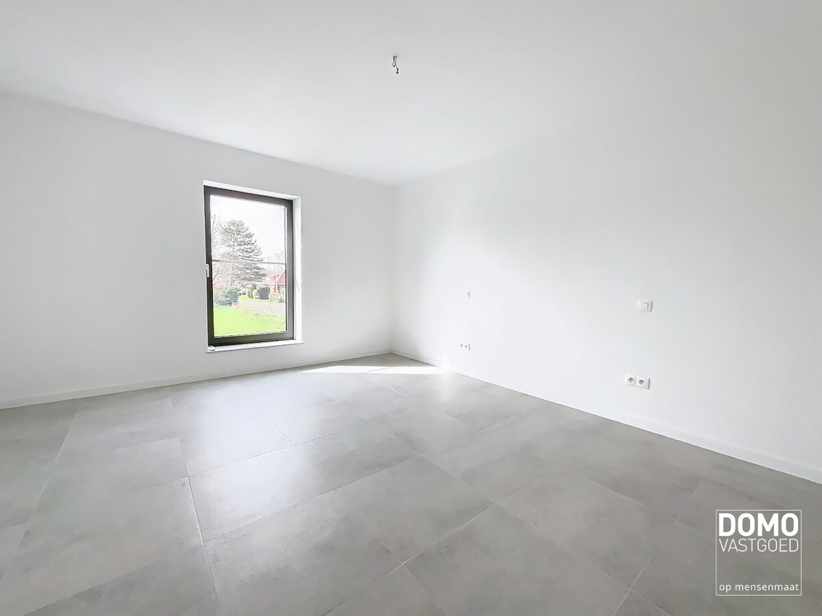 MODERNE NIEUWBOUWWONING MET TUIN,OVERDEKT TERRAS EN INPANDIGE GARAGE TE HASSELT 