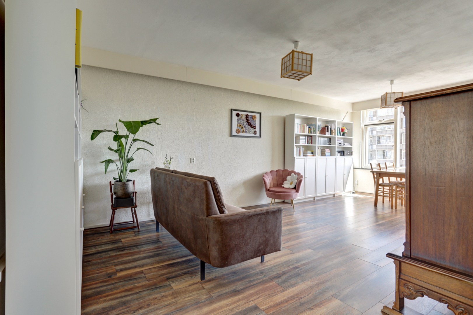 Instapklaar 3- (voorheen 4) kamer appartement op de 2e etage met moderne keuken met kookeiland, 2 balkons, 2 riante slaapkamers, moderne badkamer en gelegen op eigen grond! 