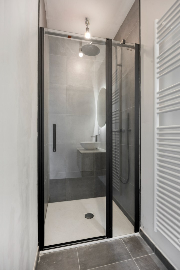 Instapklare woning met zeer goede afwerking, 3 slaapkamers, 3 badkamers, tuin, terras en autostaanplaats in het centrum van Tienen – EPC 27 kWh/m² - bewoonbare opp. 172 m² 