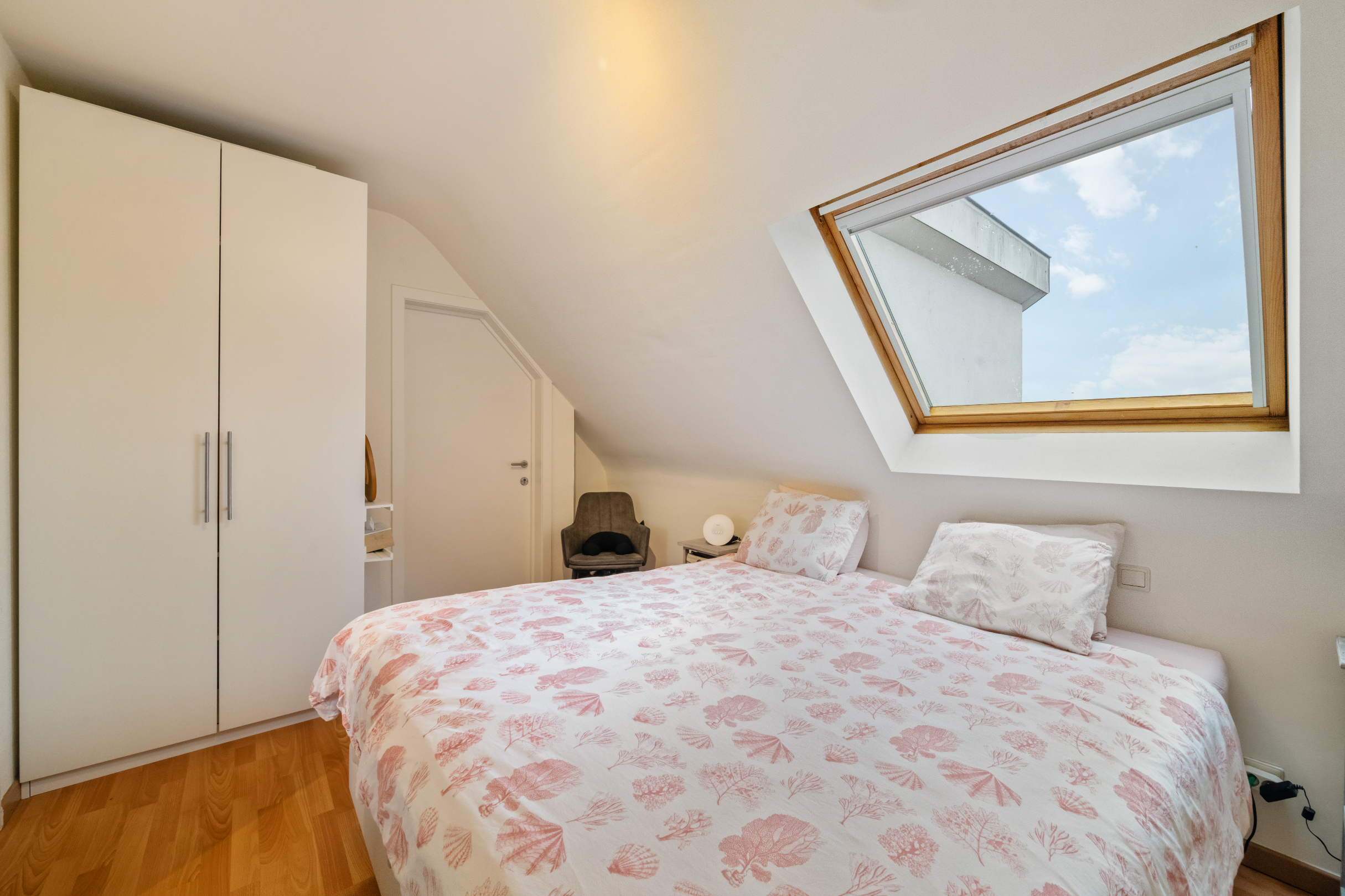 Voici la traduction en français :Grand appartement en duplex avec 2 chambres, 2 salles de bains et terrasses ensoleillées, près de la digue de Heist (possibilité d'offre d'un garage intégré). 