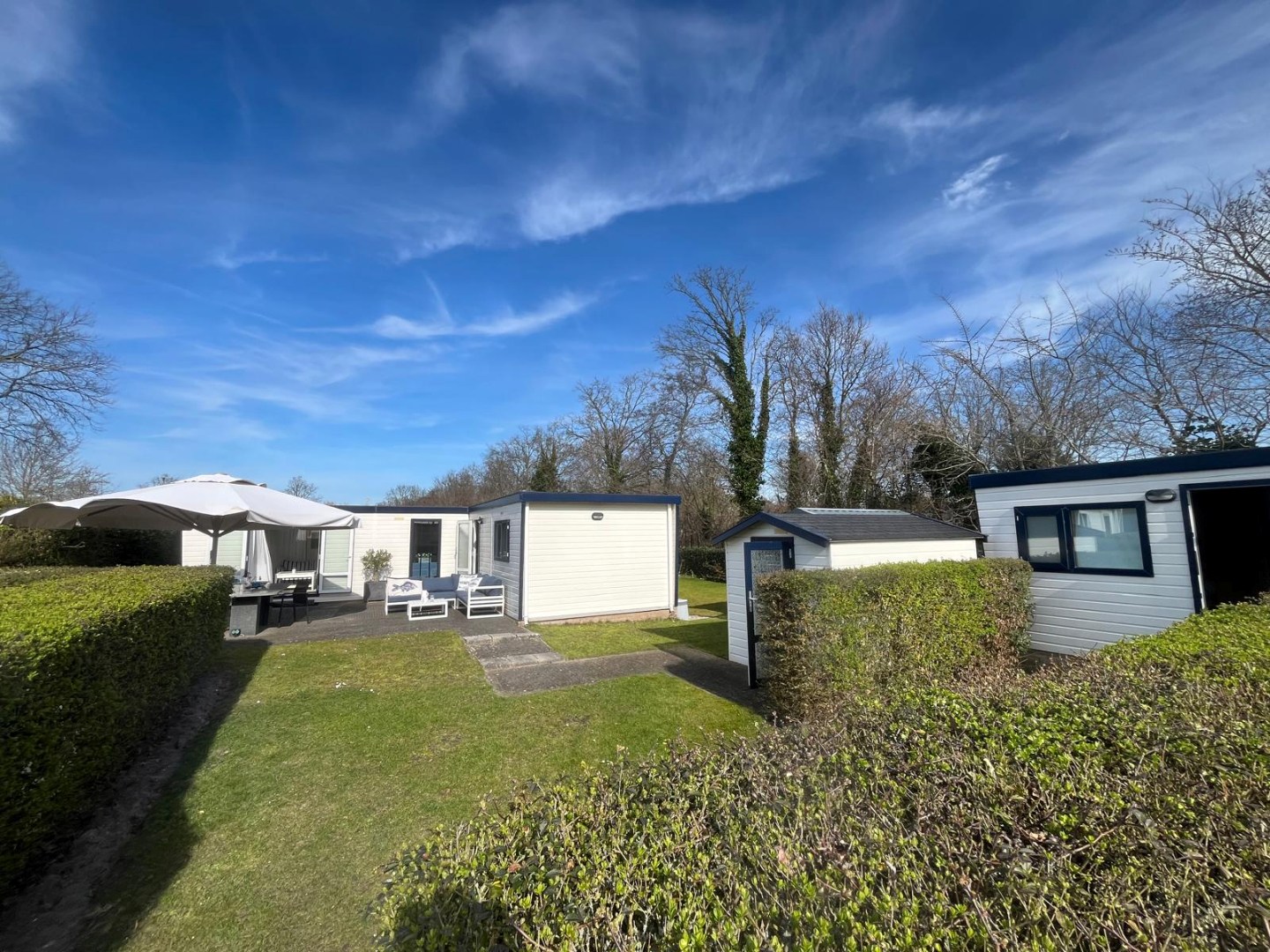 Leuke chalet (1999) met apart gastenverblijf, berging en royale tuin, op loopafstand van het Veerse Meer te koop! 