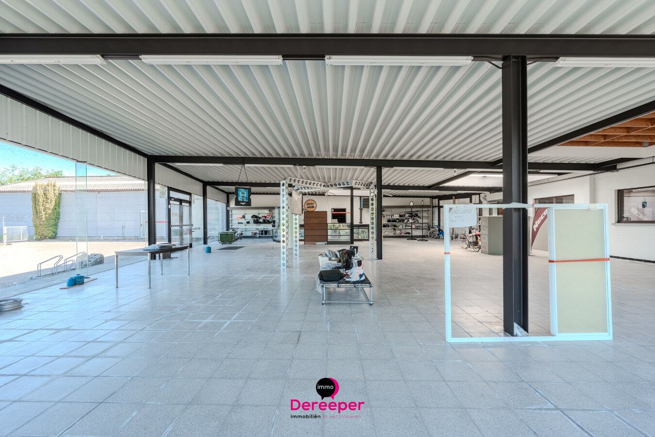Karaktervolle woning met ruime bijgebouwen, showroom en atelier op een perceel van 2.084 m² 