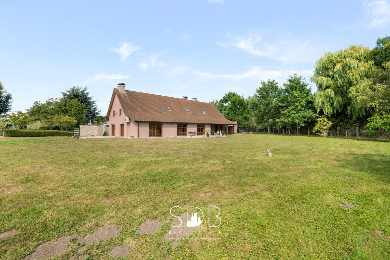 Hedendaagse villa met gezinstuin en graslanden op 7.496m² 