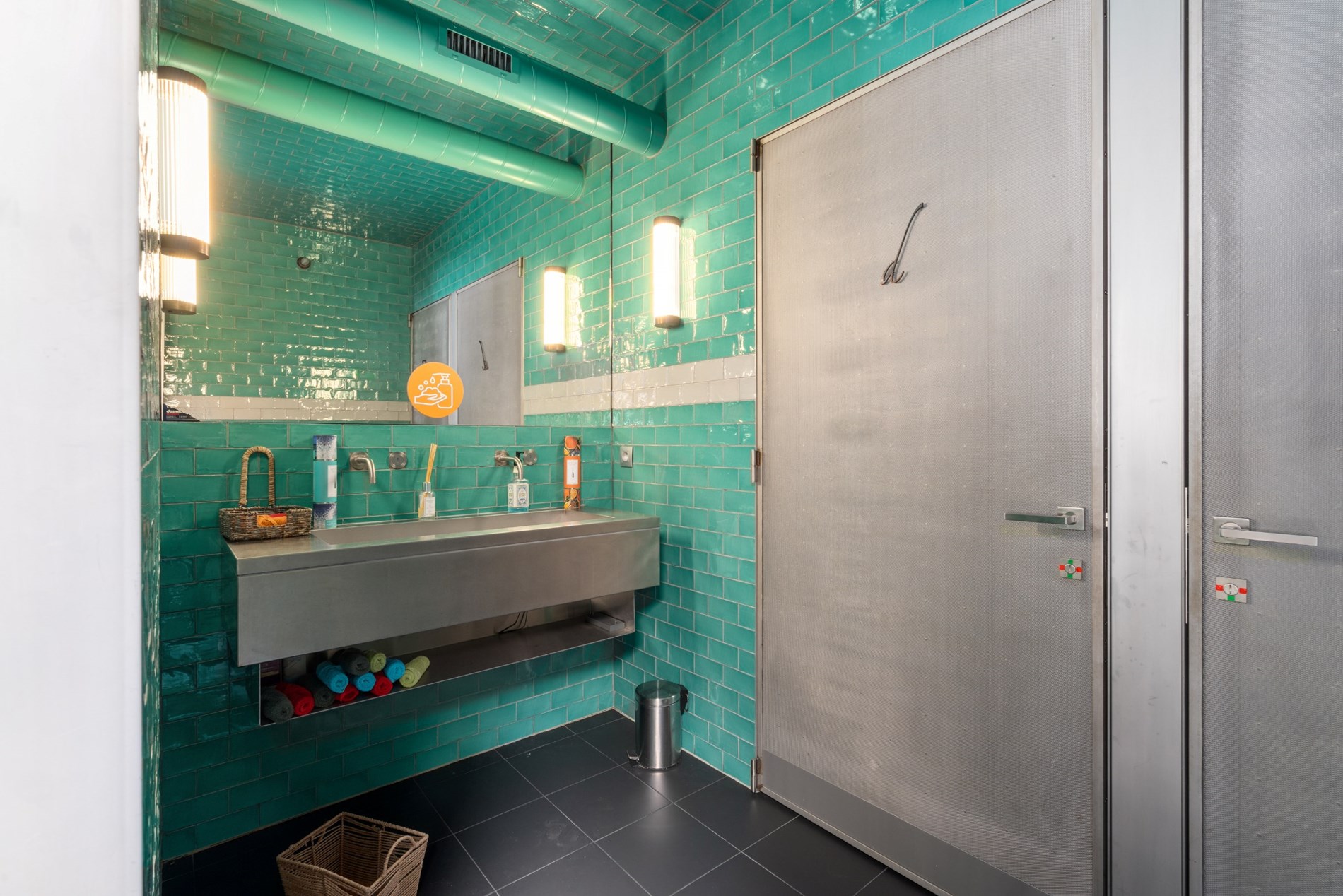 Magnifique local commercial fini (°2015), aménagé en restaurant équipé de toutes les technologies récentes et en excellent état, situé au centre de Knokke, à proximité de l'avenue Lippens et du marché 