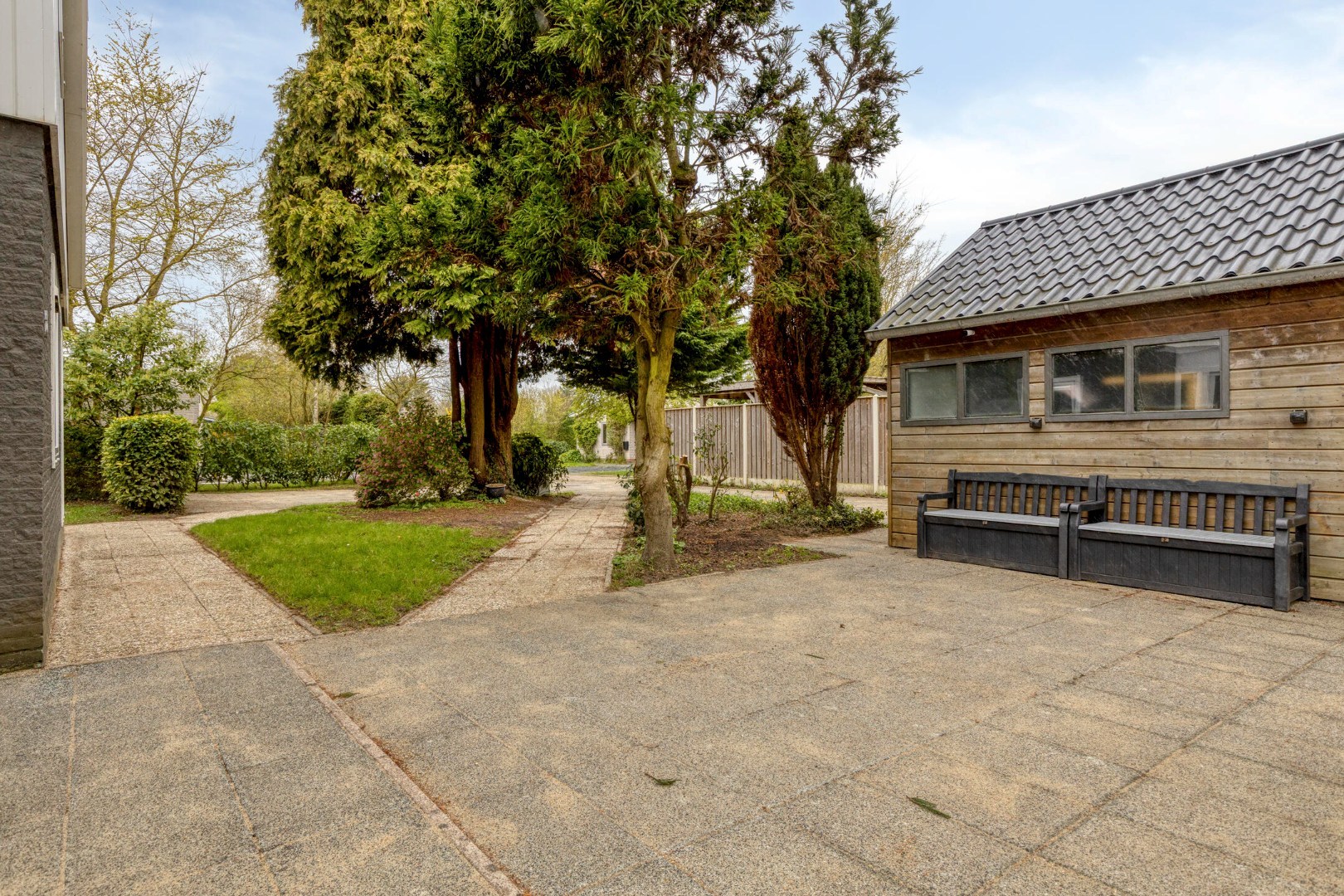 T.A. Makelaardij biedt aan: Populierenlaan 2 te Kamperland. Op loopafstand (ca. 200m.) van het Veerse Meer staat deze rustig gelegen vrijstaande woning op een royaal perceel (860m2) aan een doodlopend 